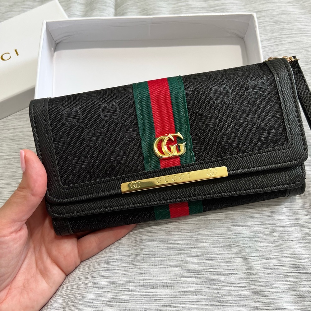 Black wallet faux Gucci. Never used.